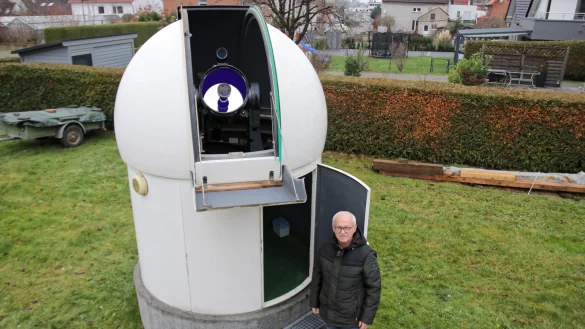 Eberhard Poguntke zeigt seine Gartensternwarte mit umgebauter Encodermontierung und einem 40cm-Cassegrain-Teleskop. - &copy; Ingo Kalischek