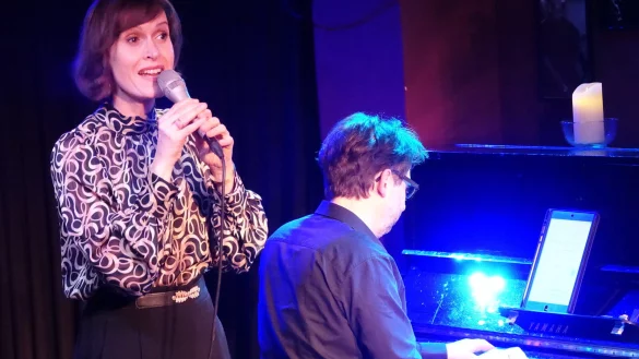 Kann auch Weihnachtslieder: Gabriela Koch, zuletzt mit Benny Grentz (Klavier) im Kaiserkeller. - © Axel Bürger
