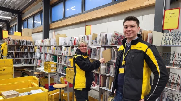 Standortleiterin Susann Wagener und Jannik Riesel, stellvertretender Betriebsleiter, an der erst k&uuml;rzlich neu eingef&uuml;hrten Vorbereitungswand in der Zustellbasis an der Grevenmarschstra&szlig;e. - &copy; Freya K&ouml;hring