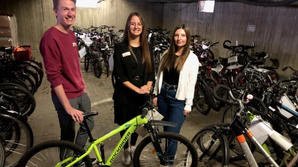Thomas Koschitzki, Melissa Klassen und Regina Bredemeier (von links) vom Orga-Team für die Online-Auktion stehen in dem extra gesicherten Rathaus-Keller, in dem die Fahrräder für die Fundsachen-Versteigerung untergbracht werden. Dieses Mal kamen sage und schreibe 74 Drahtesel unter den virtuellen Hammer. Die Räder mussten anschließend von ihren neuen Besitzern abgeholt werden. - © Thomas Reineke