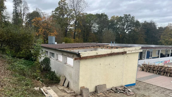 Die ersten Abrissarbeiten im Freibad haben begonnen. Die Mitglieder des F&ouml;rdervereins haben das Technikgeb&auml;ude bereits entkernt. - &copy; Rolf Stanislawski