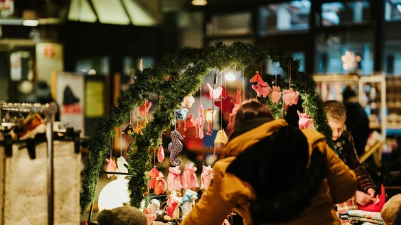 Musik und Weihnachtsst&auml;nde erwartet die Besucher im Kurgastzentrum. - &copy; Niels Kl&ouml;pper