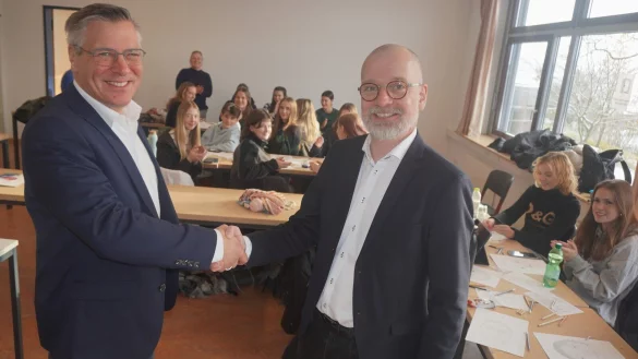 HVG-Schulleiter Michael Hanke (links) bekr&auml;ftigt gemeinsam mit seinem d&auml;nischen Kollegen Martin Ingemann die Kooperationsvereinbarung der beiden Schulen. - &copy; Michaela Wei&szlig;e