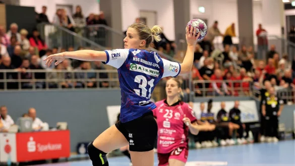 Blombergs Linksau&szlig;en Alexia Hauf ist im Anflug auf das gegnerische Tor, wie hier gegen die Bad Wildungen Vipers. - &copy; Paul Cohen