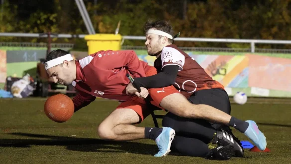 Autor Matthias Reiprich (links) wird nicht geschont. In den Zweik&auml;mpfen geht es hart zur Sache. - &copy; Peter Unger