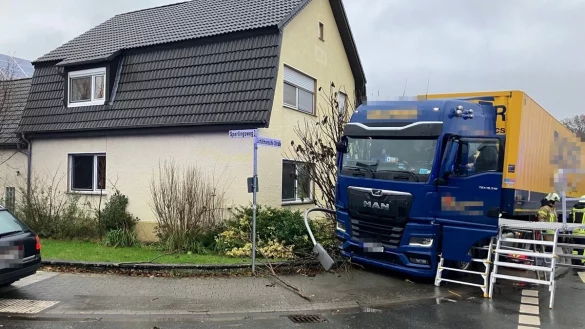 Die Speditionslaster hat erst eine Laterne niedergerissen und ist dann im Vorgarten eines Wohnhauses gelandet. - &copy; Feuerwehr Bad Salzuflen