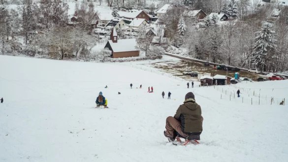 Am Freitag haben schon viele G&auml;ste die Chance genutzt, die Pisten hinab zu rutschen. - &copy; FreitagTV