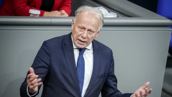 14. Dezember 2023: J&uuml;rgen Trittin von B&uuml;ndnis90/Die Gr&uuml;nen h&auml;lt seine letzte Rede im Bundestag. Thema war die Debatte zur Halbzeit der Wahlperiode. - &copy; Kay Nietfeld/dpa