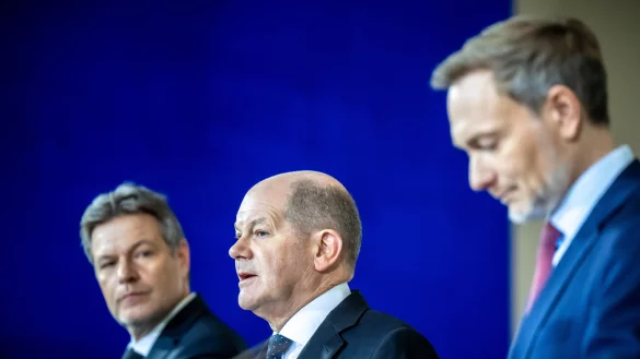 Robert Habeck (l-r, B&uuml;ndnis 90/Die Gr&uuml;nen), Bundesminister f&uuml;r Wirtschaft und Klimaschutz, Bundeskanzler Olaf Scholz (SPD) und Christian Lindner (FDP), Bundesminister der Finanzen, geben ein Pressestatement zur Einigung f&uuml;r den Bundeshaushalt 2024 im Bundeskanzleramt. - &copy; picture alliance/dpa