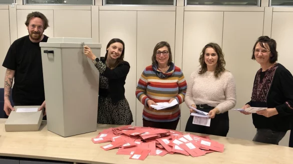 Gleich beginnt in einem Sitzungszimmer im Rathaus die Ausz&auml;hlung f&uuml;r den Briefwahl-Bezirk 901: (von links) Sebastian D&uuml;lberg, Lena Sagalski, Angela G&ouml;tting, Nina Johannmeier und Birgit B&ouml;ke sind startklar. - &copy; Thomas Reineke