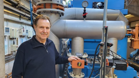 Rudolf Klein, stellvertretender Badbetriebsleiter und zust&auml;ndig f&uuml;r die Technik, im Technikraum des Eau Le neben der Filteranlage f&uuml;r das Mehrzweckbecken. Im Hintergrund sind die Messwasserpumpen zu sehen. - &copy; Freya K&ouml;hring