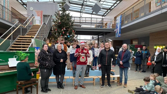 Schulleiter Thomas Grundmann (Bildmitte) bedankt sich in Gegenwart von Vertretern von drei Vereinen, die Spenden erhalten haben, bei den Sch&uuml;lerinnen und Sch&uuml;lern f&uuml;r ihren Einsatz f&uuml;r den guten Zweck. - &copy; Grundschule Knetterheide