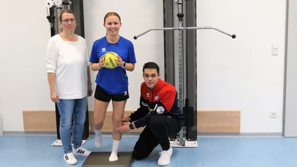 F&uuml;r das Foto ist es in den Kraftraum der Ulmenallee gegangen: (von links) Akademieleiterin Nina Lohmann, Tessa Budelmann und Physiotherapeut Fabian Reinsberger. - &copy; Oliver K&ouml;nig