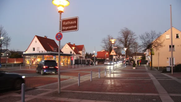 Der Rathausvorplatz in Augustdorf und der Stra&szlig;enbereich davor kann im n&auml;chsten Jahr noch nicht umgestaltet werden. - &copy; Cordula Gr&ouml;ne