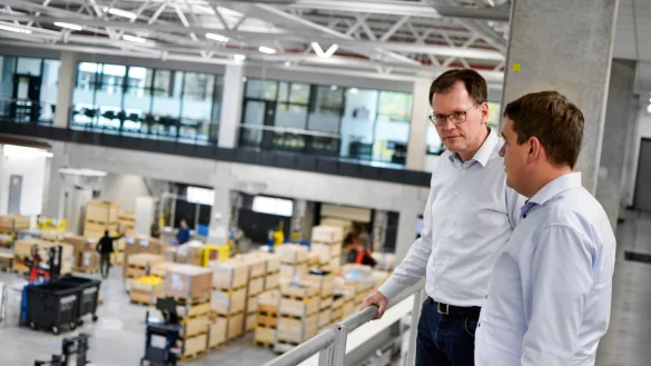 Dr. Heiko Stichweh, Abteilungsleiter Innovation bei Lenze (links), hat zusammen mit Maximilian Bause (rechts) vom Fraunhofer IEM den Wartungsassitenzen entwickelt. - &copy; Dock One