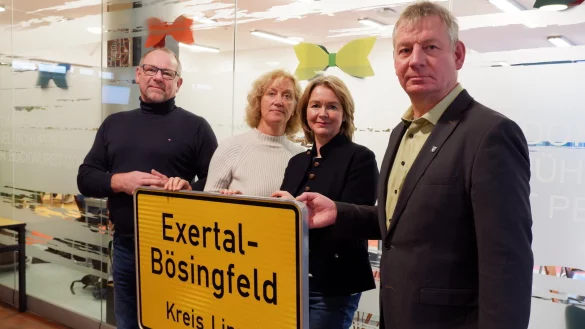 Das "Exertal"- Ortsschild wird k&uuml;nftig in der Sekundarschule h&auml;ngen. B&uuml;rgermeister Frank Meier (rechts) hatte es w&auml;hrend des Weihnachtsmarktes an Heinrich Eggersmann versteigert, dessen Frau Sandra Eggersmann (Zweite von rechts) hat es jetzt stellvertretend an Lehrerin Carmen Kuhfu&szlig;-Br&uuml;ggemann und Schulleiter Peter Wehrmann &uuml;bergeben. - &copy; Lorraine Brinkmann