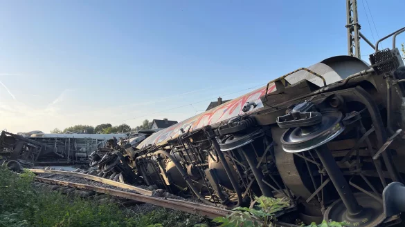 Beim Entgleisen eines mit Zement beladenen Güterzuges ist in Geseke im Kreis Soest eine Person ums Leben gekommen. - © Christian Müller / dpa
