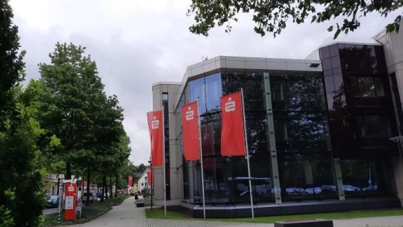 In der Zentrale der Sparkasse Paderborn-Detmold sind Zahlungsr&uuml;ckforderungen von mehr als 700 Kunden und Kundinnen eingegangen. Einer hat die Staatsanwaltschaft eingeschaltet. - &copy; Marc Schr&ouml;der