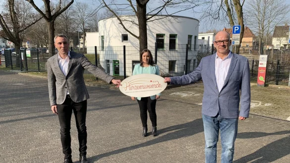 Werben f&uuml;r einen Ostergu&szlig; an die Salzufler Senioren: (von links) B&uuml;rgermeister Dirk Tolkemitt, Organisatorin Jasmin L&uuml;hring und Dirk Strehle von der Verwaltung. - &copy; Stadt Bad Salzuflen