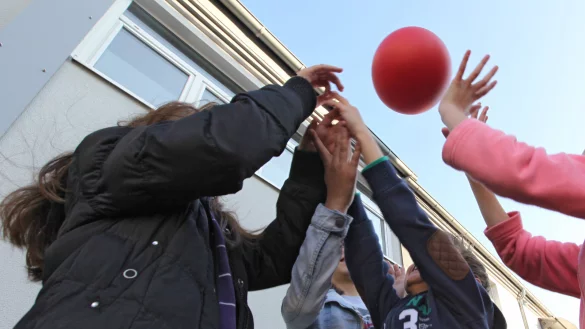 Kinder spielen gemeinsam und haben Spa&szlig; zusammen. Gleichzeitig sollen sie in ihrer Entwicklung und schulisch gef&ouml;rdert werden. Das ist Ziel des Projekts zur Kinderarmutspr&auml;vention der Stadt Detmold. - &copy; Archivfoto: Vera Gerstendorf-Welle