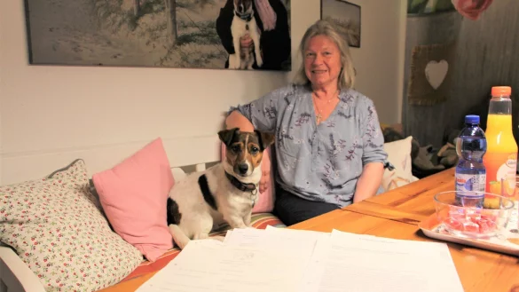 &bdquo;Cedric&ldquo; bleibt immer eng bei seinem Frauchchen Renate Painter. Nach der Bei&szlig;attacke von zwei gro&szlig;en Mischlingen in Detmold, bei der beide schwer verletzt wurden, ist der Terrier sehr viel &auml;ngstlicher geworden. Foto: Astrid Sewing - &copy; Astrid Sewing