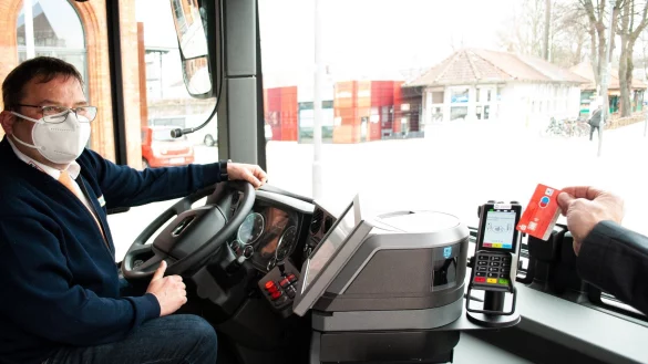 Ab sofort k&ouml;nnen die Fahrg&auml;ste in einigen Bussen der Detmolder Linien 701 und 709 per Karte oder Smartphone kontaktlos bezahlen. Bis Ende April 2021 soll diese Funktion in allen Stadtbussen verf&uuml;gbar sein. - &copy; Stadtverkehr Detmold GmbH