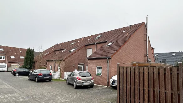 Tatort Stiens Kamp am Freitagmorgen: Zur Aufklärung der Tatumstände des Gewaltverbrechens, bei dem eine 67-jährige Frau ums Leben kam, hat die Polizei die Mordkommission "Stiens" gebildet. - © Ralph Meyer