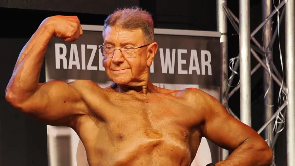 17 Minuten lang steht Heinz-Dieter Zembrzycki auf der B&uuml;hne und l&auml;sst seine Muskeln spielen. - &copy; Foto: privat/Achim Winkler/Repro: bat