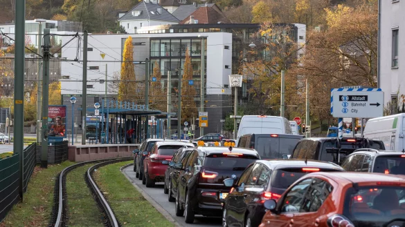 Wegen des Umbaus am Adenauerplatz bilden sich auf der Kreuzstra&szlig;e lange Staus. Im Januar 2023 kommt dann die Vollsperrung. - &copy; Oliver Krato