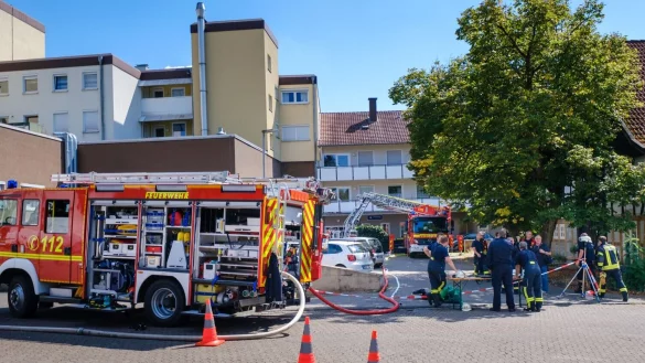 Rund 130 Einsatzkr&auml;fte waren n&ouml;tig, um das w&uuml;tende Feuer im Filmarchiv zu bek&auml;mpfen und die Bewohner nach der Evakuierung zu betreuen. - &copy; Andreas Zobe