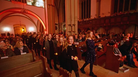 Die Ch&ouml;re beim Einzugskanon "Licht der Weihnacht". - &copy; Nicole Ellerbrake