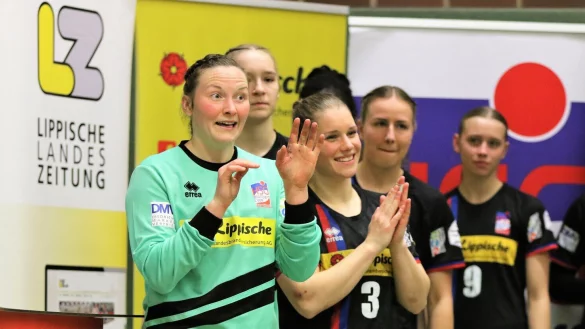 Haben ihre Vertr&auml;ge beim Bundesligisten HSG Blomberg-Lippe verl&auml;ngert: Torh&uuml;terin Melanie Veith und Kreisl&auml;uferin Laura R&uuml;ffieux. - &copy; Oliver K&ouml;nig