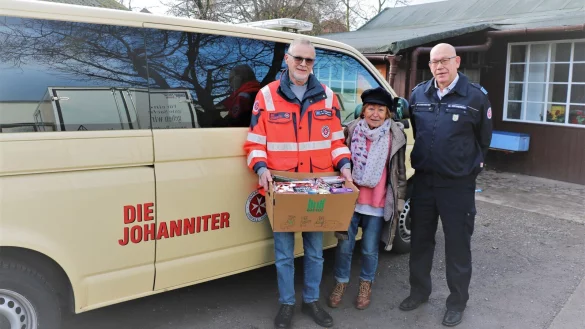 Rainer Steinmeier (Johanniter, von links), Margitta Albrecht-Nestmann (Vorsitzende der Tafel Bad Salzuflen) und Wolfgang Gr&uuml;neberg (Johanniter) nach der &Uuml;bergabe der Spenden. - &copy; Johanniter Lippe-H&ouml;xter