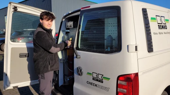 Domenik Achziger ist stolz, dass er nach seiner Ausbildung sofort als Servicetechniker seinen eigenen Remko-Bulli bekommen hat. Seinen Anteil hat der 20-J&auml;hrige dazu beigetragen, denn er ist als einer der besten Azubis in NRW ausgezeichnet worden. - &copy; Astrid Sewing