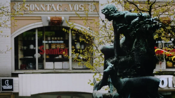 Damals hie&szlig; das Gesch&auml;ft noch Sonntag & Vos, davor der Donop-Brunnen - ein Bild etwa aus dem Jahr 1980. - &copy; Stadtarchiv Detmold