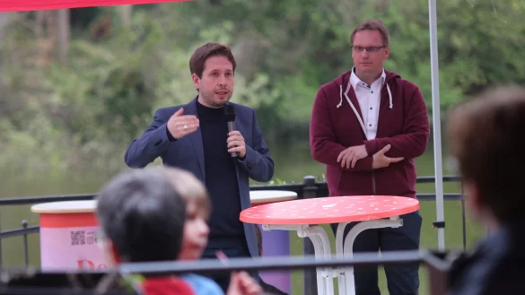 Obwohl er von einer mutma&szlig;lichen Querdenkerin angegangen worden war, absolvierte SPD-Generalsekret&auml;r Kevin K&uuml;hnert seinen Wahlkampfauftritt am 29. April dieses Jahres in Detmold souver&auml;n. Neben ihm Landtagsabgeordneter Dennis Maelzer. - &copy; SPD