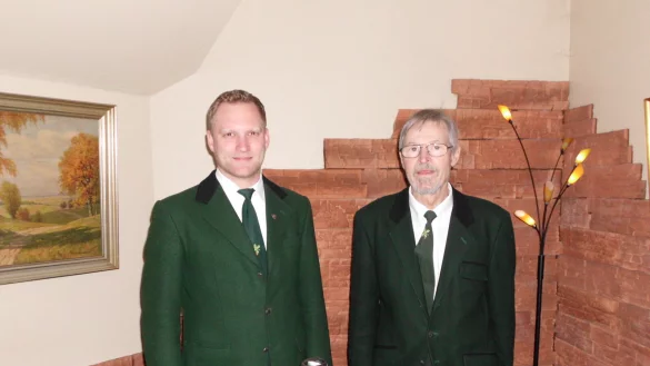Stabwechsel: Hans-Joachim Segger (rechts) tritt k&uuml;rzer. Nun leitet Lukas Neumann das Jaghornbl&auml;sercorps Horn-Bad Meinberg. - &copy; Ilona Frerix/Jagdhornbl&auml;sercorps