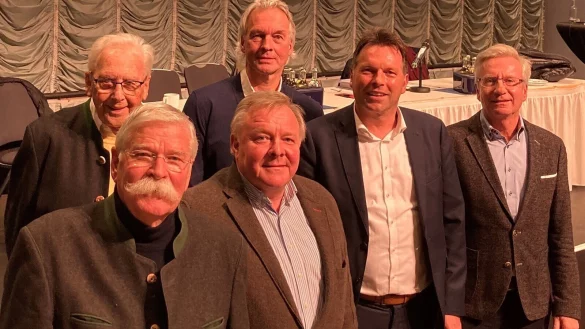 Zufrieden: Haus & Grund-Vorsitzender R&uuml;diger Dorn, stellvertretender Vorsitzender G&uuml;nther Berwinkel, Beisitzer Oliver Gross, Schatzmeister Michael Reum, Detmolds B&uuml;rgermeister Frank Hilker und Schriftf&uuml;hrer J&ouml;rg J&auml;ger (von links). - &copy; Haus und Grund Detmold