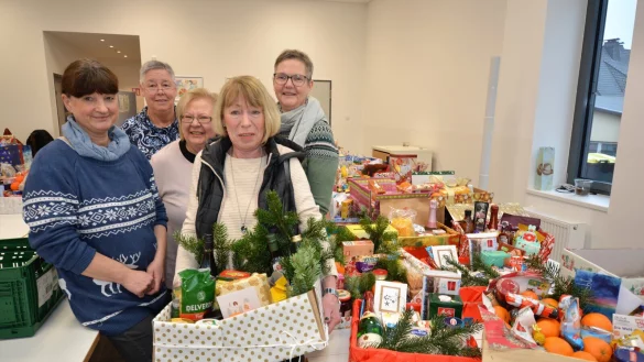 Silvia Bickhoff, Kornelia Siebert, Claudia Lauterbach, Monika Jacobi und Kerstin Sch&uuml;tte (von links) freuen sich &uuml;ber die vielen Weihnachtspakete, die abgegeben werden. - &copy; Karin Prignitz