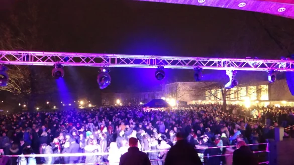 So voll war es Silvester 2019 vor der Konzertmuschel im Kurpark. Nach zwei Jahren Zwangspause stehen am Silvesterabend hier wieder DJ's auf der B&uuml;hne, um die G&auml;ste zu unternalten. - &copy; Stadtmarketing Bad Salzuflen