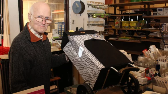 Manfred Klocke ist Kaufmann aus Leidenschaft und f&uuml;hrt in dritter Generation das Fachgesch&auml;ft f&uuml;r Eisenwaren und Hausrat in der Wenkenstra&szlig;e. - &copy; Sandra Castrup