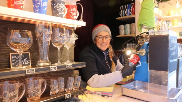 Claudia St&uuml;rmann graviert Gl&auml;ser und Porzellan. Mit ihrer Premiere auf dem Weihnachtstraum ist sie bislang nicht zufrieden. - &copy; Alexandra Schaller