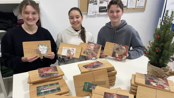 Sch&uuml;lersprecher Hanna Balzer, Bianca Benchea und Younes Belhadj (von links) freuen sich, dass sie jedem Lehrer der Augustdorfer Realschule zu Weihnachten ein Fr&uuml;hst&uuml;ckbrettchen mit dem neuen Logo der Schule &uuml;berreichen k&ouml;nnen. - &copy; Edith Kemeny