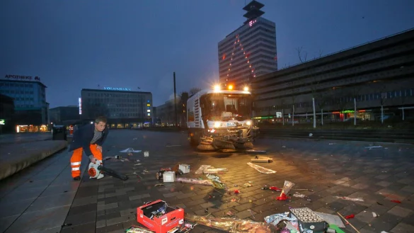 Nach der B&ouml;llerpause k&ouml;nnte der Bielefelder Kesselbrink wieder zu einem Feuerwerkhotspot in OWL werden. Aber wer muss eigentlich sauber machen? - &copy; Achrivfoto: Andreas Zobe