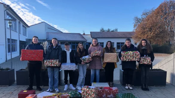 Eifrig haben die Organisatoren der Realschule Augustdorf P&auml;ckchen gepackt. - &copy; Realschule Augustdorf