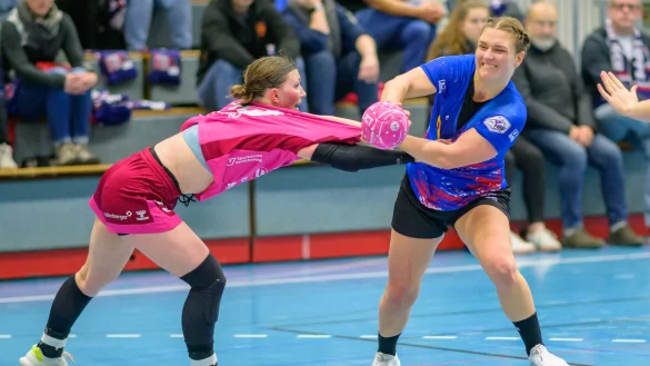 Im Spiel gegen die Vipers passierte es: Nele Franz zieht hier noch an ihrer Gegenspielerin vorbei. - &copy; Egon Penner