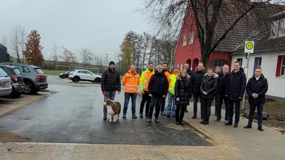 Am Bau der neuen Parkfläche sind viele beteiligt. Mitarbeiter der Verwaltung und der Grundschule, Kommunalpolitiker und Vereinsvertreter haben sich angeschaut, wie künftig der Verkehr geregelt ist. Die Kinder queren den Parkplatz über den speziell gepflasterten Weg, um zum Haupteingang zu kommen. - © Astrid Sewing