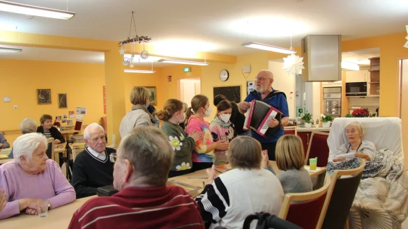 W&auml;hrend Hans-J&uuml;rgen D&uuml;mpe auf dem Akkordeon spielt, klatschen die kleinen und gro&szlig;en Zuh&ouml;rer mit. - &copy; Nadine Uphoff