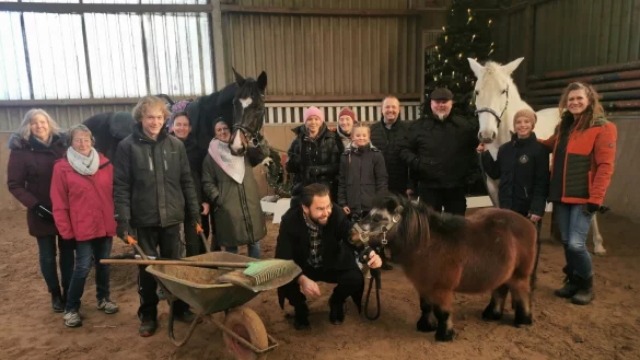 Freuen sich &uuml;ber die Auszeichnung "Pferdefreundliche Gemeinde" f&uuml;r das Kalletal: (von links) Antje Stock (Reit- und Fahrverein Kalletal), Christine Heidsiek (Ratsmitglied), Yannik Hesse (Azubi zum Pferdewirt), Claudia Me&szlig;ner (Reit- und Fahrverein Kalletal), Sabine Arning (Schulleitung Naturparkschule Am Teimer), Laura Stock (Voltigierwartin Reit- und Fahrverein Kalletal), Sven Rainer Hoffmann (Sportausschuss-Vorsitzender), Juliette Rolf (Gemeindesportverband), Mieke Wagner (Voltigiererin), B&uuml;rgermeister Mario Hecker und Thomas Stucke als Eigent&uuml;mer der Reitanlage Niedermeien mit Tochter Liv und Lebensgef&auml;hrtin Diana Lautenschl&auml;ger. - &copy; Sylvia Frevert