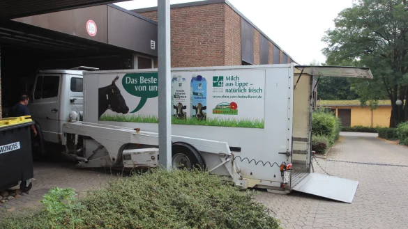 Ein Lastwagen mit Werbung für die Eben-Ezer-Milch steht auf dem Gelände der Stiftung in Lemgo. Die zur Eben-Ezer gehörende gemeinnützige GmbH "Lippe Regional" schließt zum Jahresende. Alle Hoffnungen haben sich zerschlagen, wenigstens die Vertriebssparte und die Kartoffelschälung zu erhalten. - © Jens Rademacher